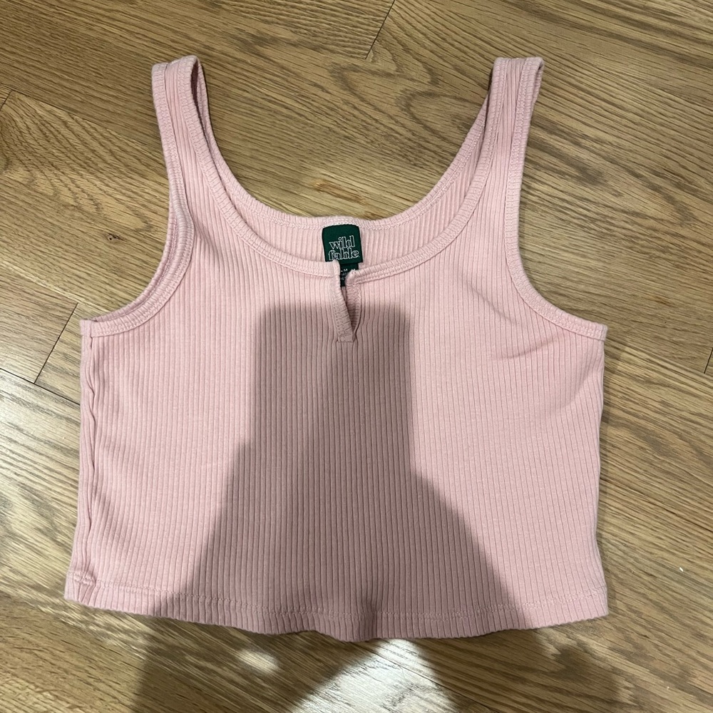 Cute crop tank top in baby pink!